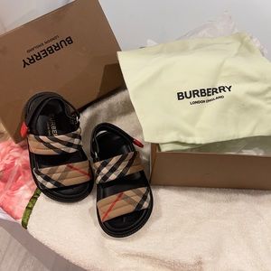 Toddlers Burberry sandal size 23 worn once